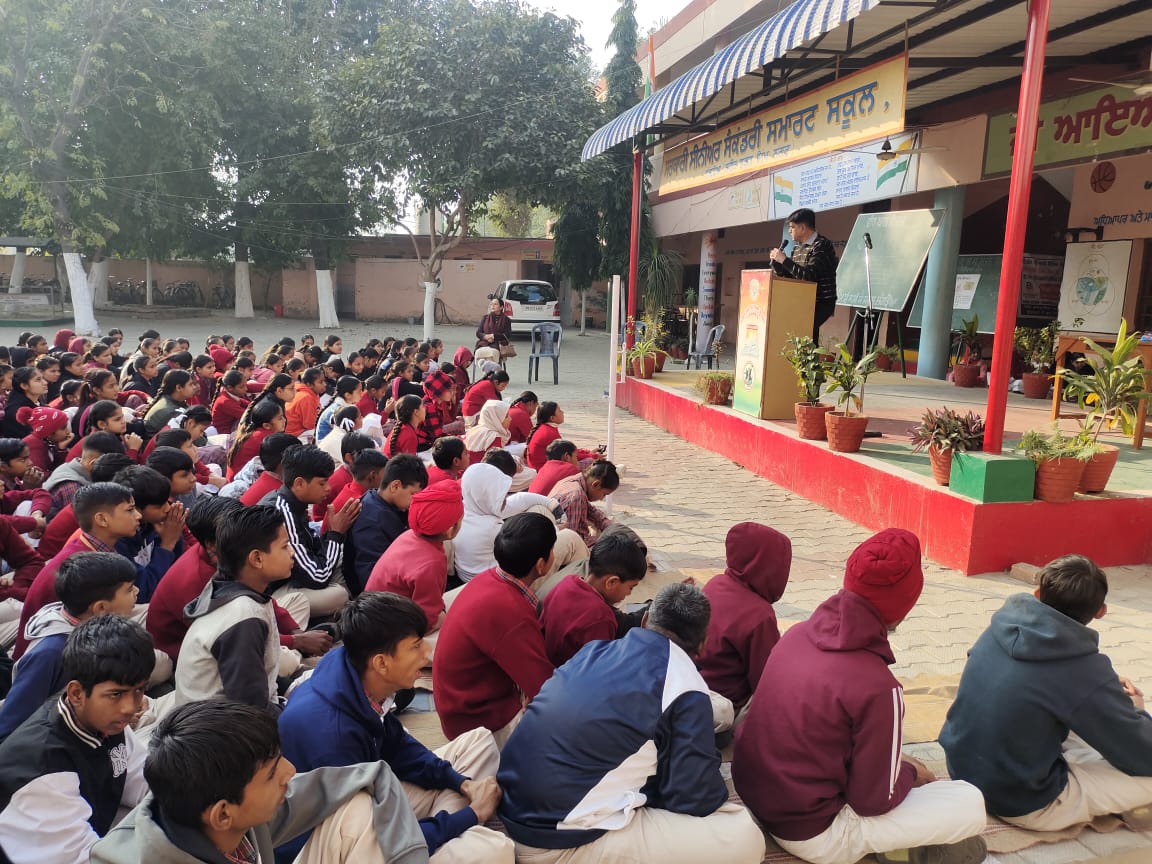 A milk langar was organized in Langroa School dedicated to the martyrdom of four Sahibzadas and Mata Gujjar Kaur.